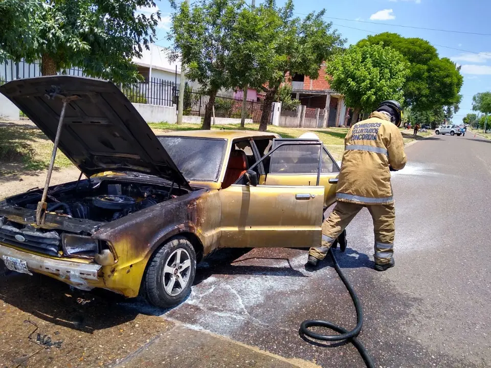 Bomberos Voluntarios debieron apagar el incendio de un automóvil 