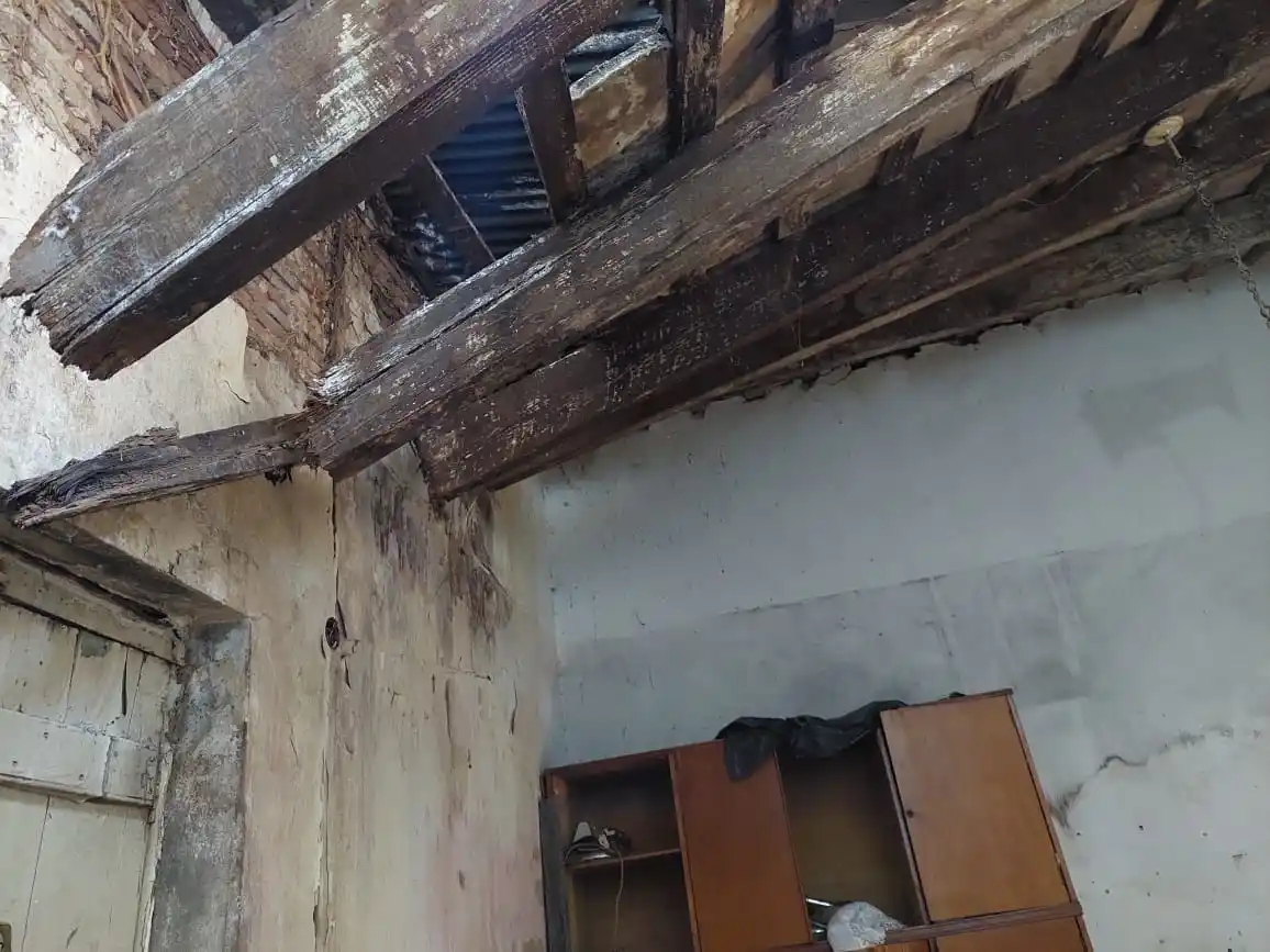 Bomberos asistió a una familia por riesgo de derrumbe en su vivienda