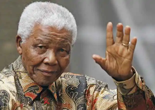 Nelson Mandela "ha hecho progresos constantes" con respecto a su salud
