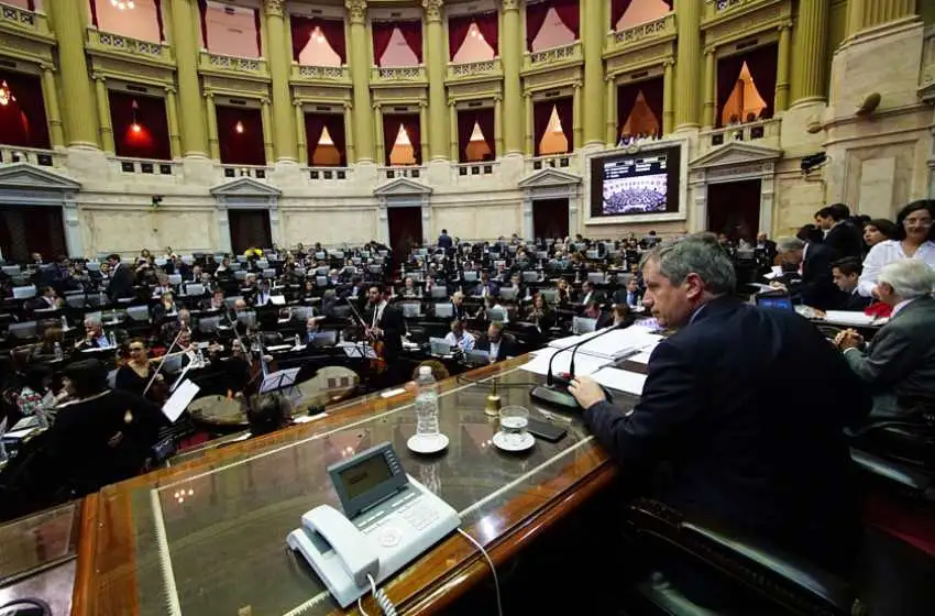 La oposición aprobó el proyecto que limita la suba de tarifas