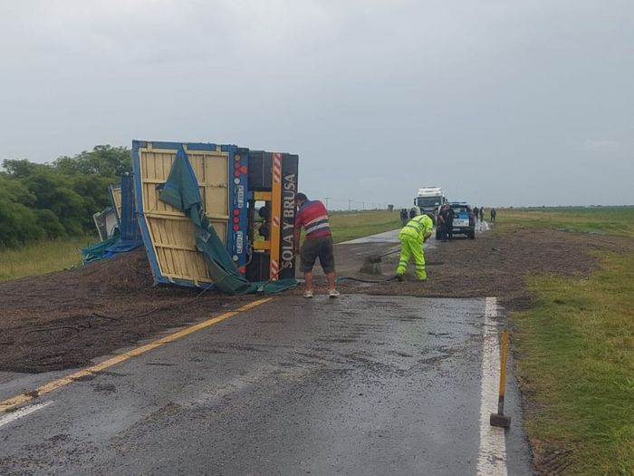 Vuelco y corte de tránsito en Ruta Nacional 34: un camión con acoplado quedó cruzado sobre la calzada