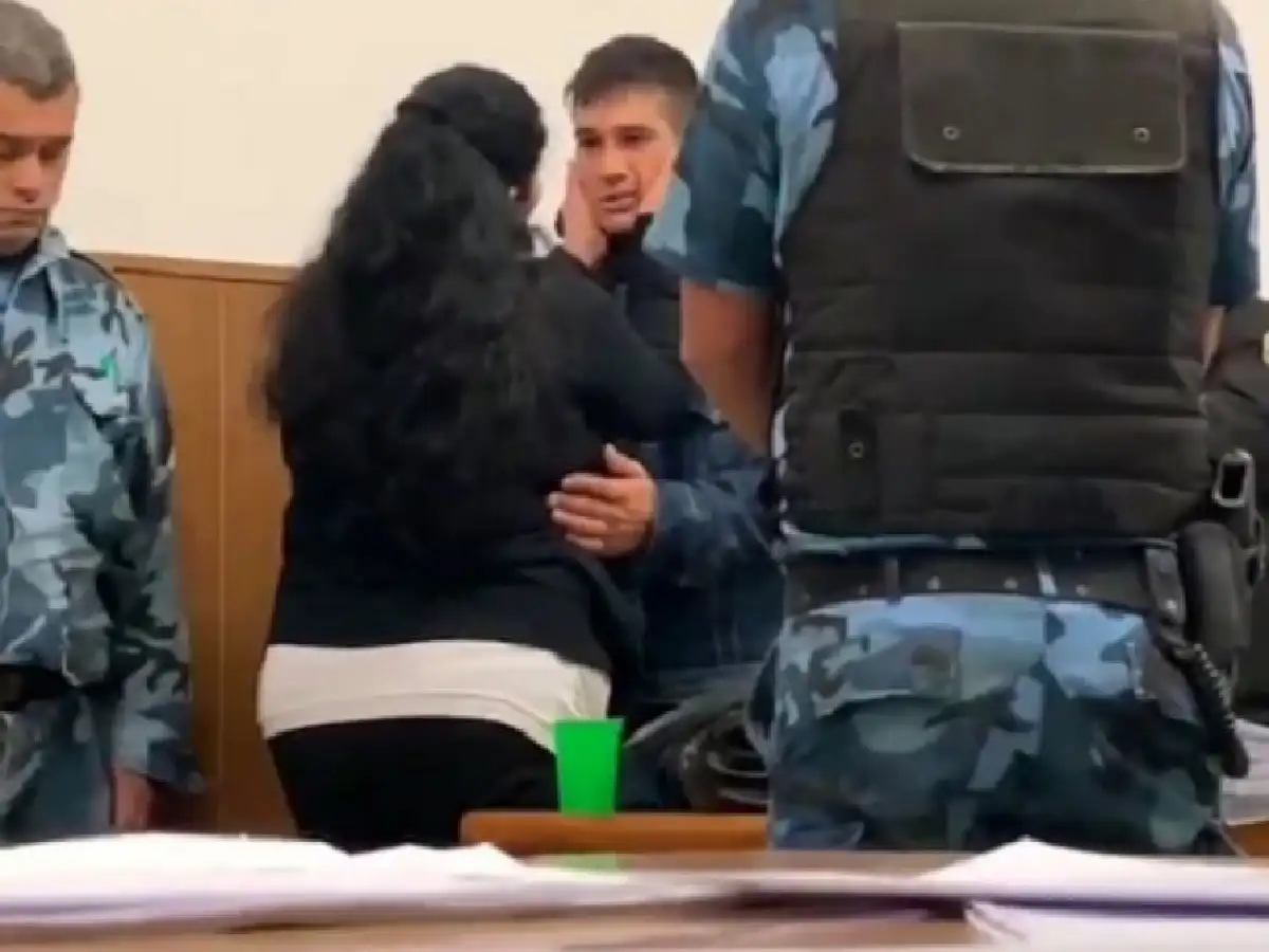 Abrazó y perdonó al asesino de su hijo en pleno juicio