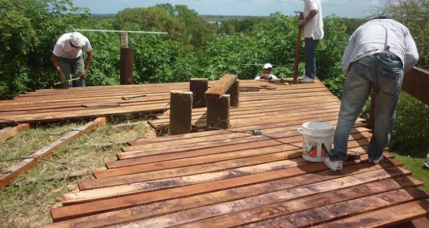 Trabajadores arreglan miradores