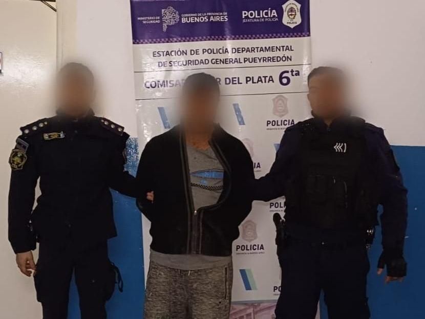 El hombre de 35 años fue sorprendido agrediendo físicamente a su pareja, una mujer de 44.