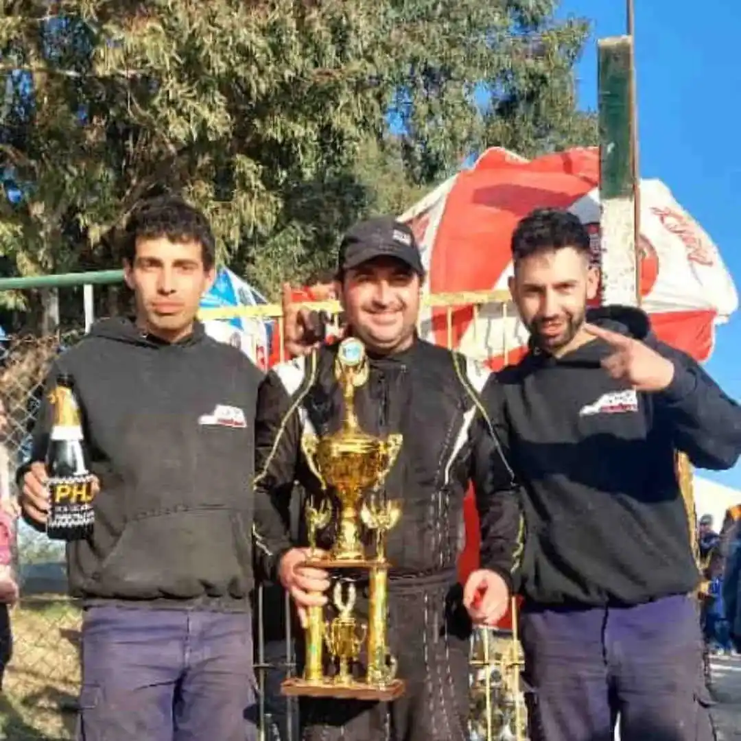 El ganador de Mar y Sierras A, Bernie Osa, con el chasista tandilense Juancito Jara. 