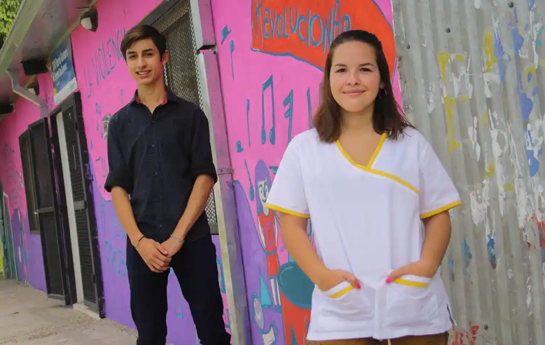 Ariel y Chari, en la plaza del barrio Guevara, donde llevan a cabo todas sus actividades comunitarias 
