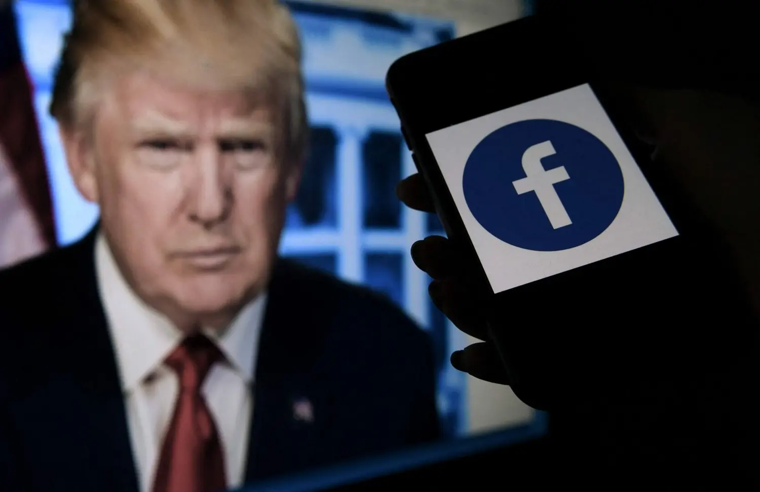FACEBOOK veta por dos años a Donald Trump