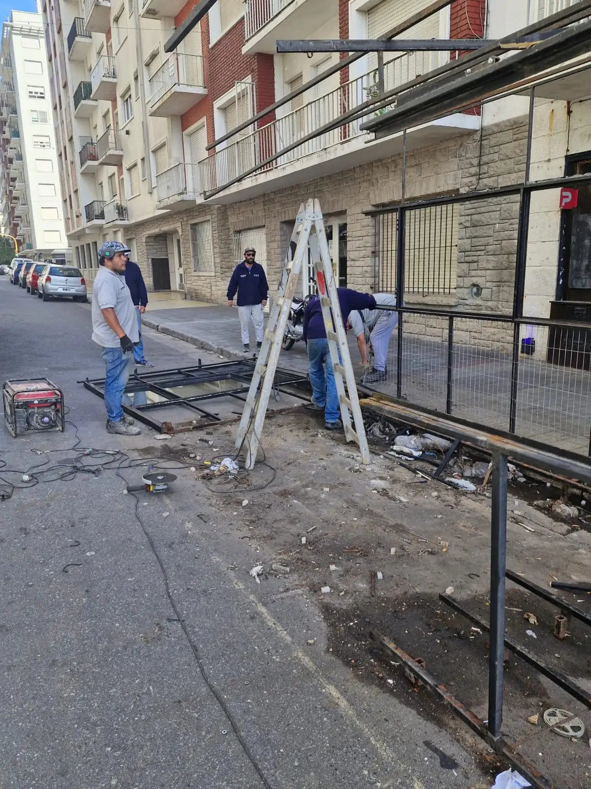 Personal de Inspección General realizando el retiro de los decks que no se adecuaron a la Ordenanza.