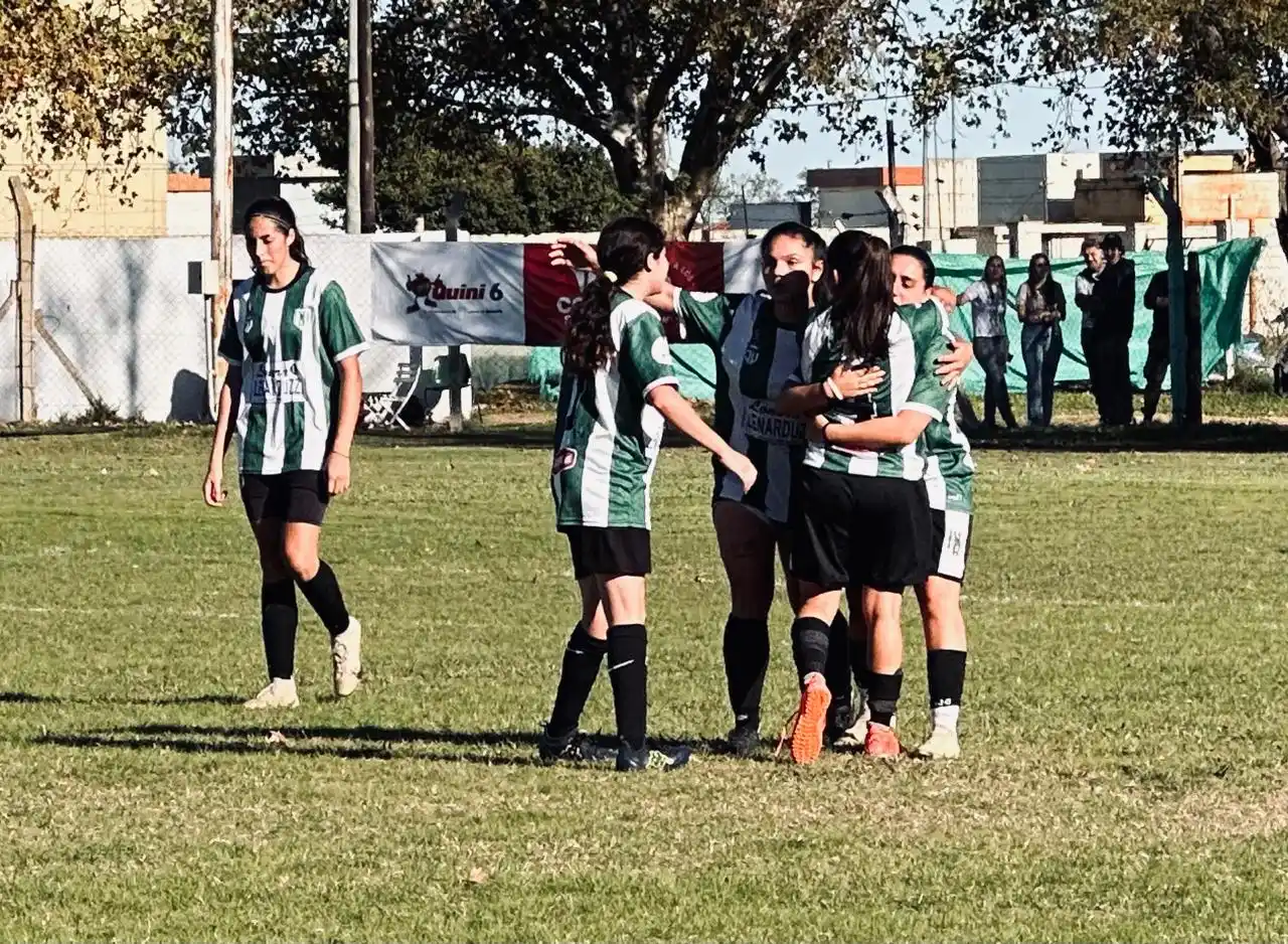 Abrazo de gol en Firmat. Alberdi se quedó con la ida. Foto: