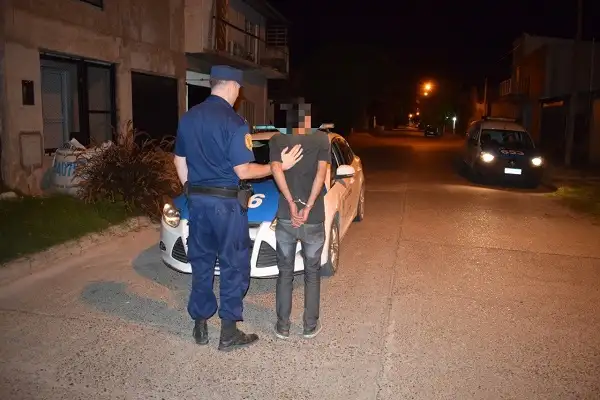 Detienen a un hombre que sustrajo una batería de un auto en Del Valle