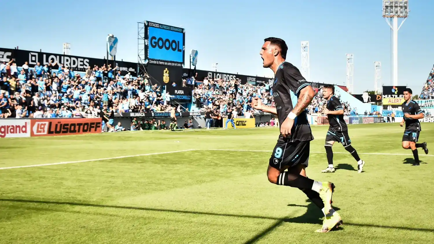 Echeverría se llenó la boca de gol.