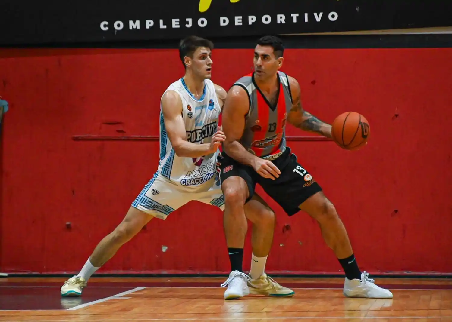 Mario Ghersetti posteandose ante la marca de Martín Fagotti (crédito: Damián Cáceres - Prensa CCE).