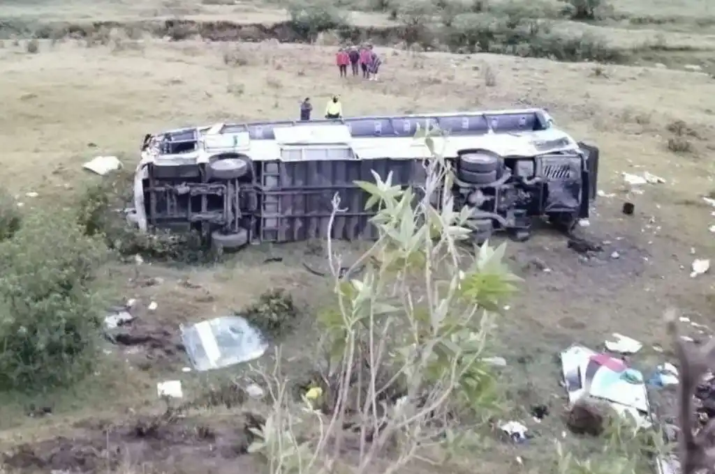 Tragedia en Ecuador: cayó micro por un precipicio y hay al menos 11 muertos