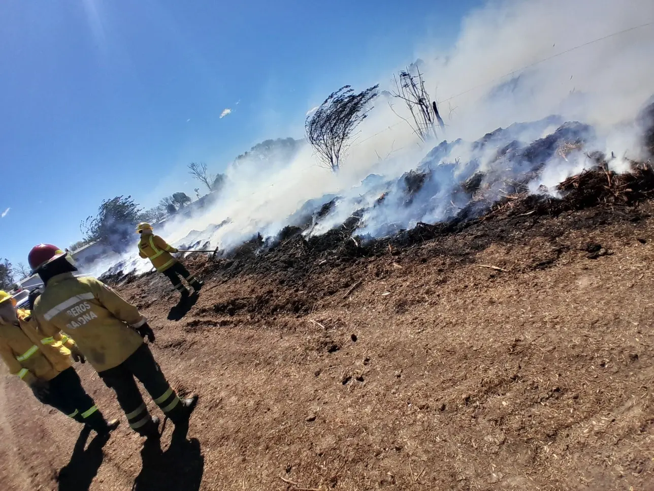 Bomberos de Santa Clara colaboraron en un incendio de rollos en Vila