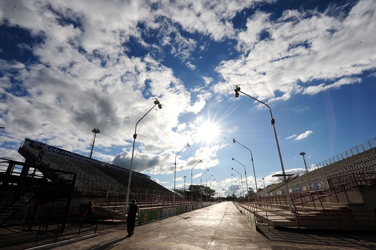 Identificaron a dos jóvenes vendiendo drogas frente al Corsódromo