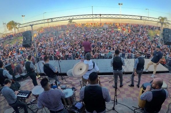 Miles de santotomesinos recibieron la Primavera a pura cumbia