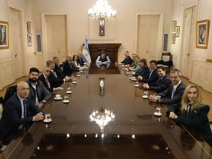 Javier Milei encabezó una nueva reunión de equipo, la primera con Diego Santilli como jefe de Gabinete