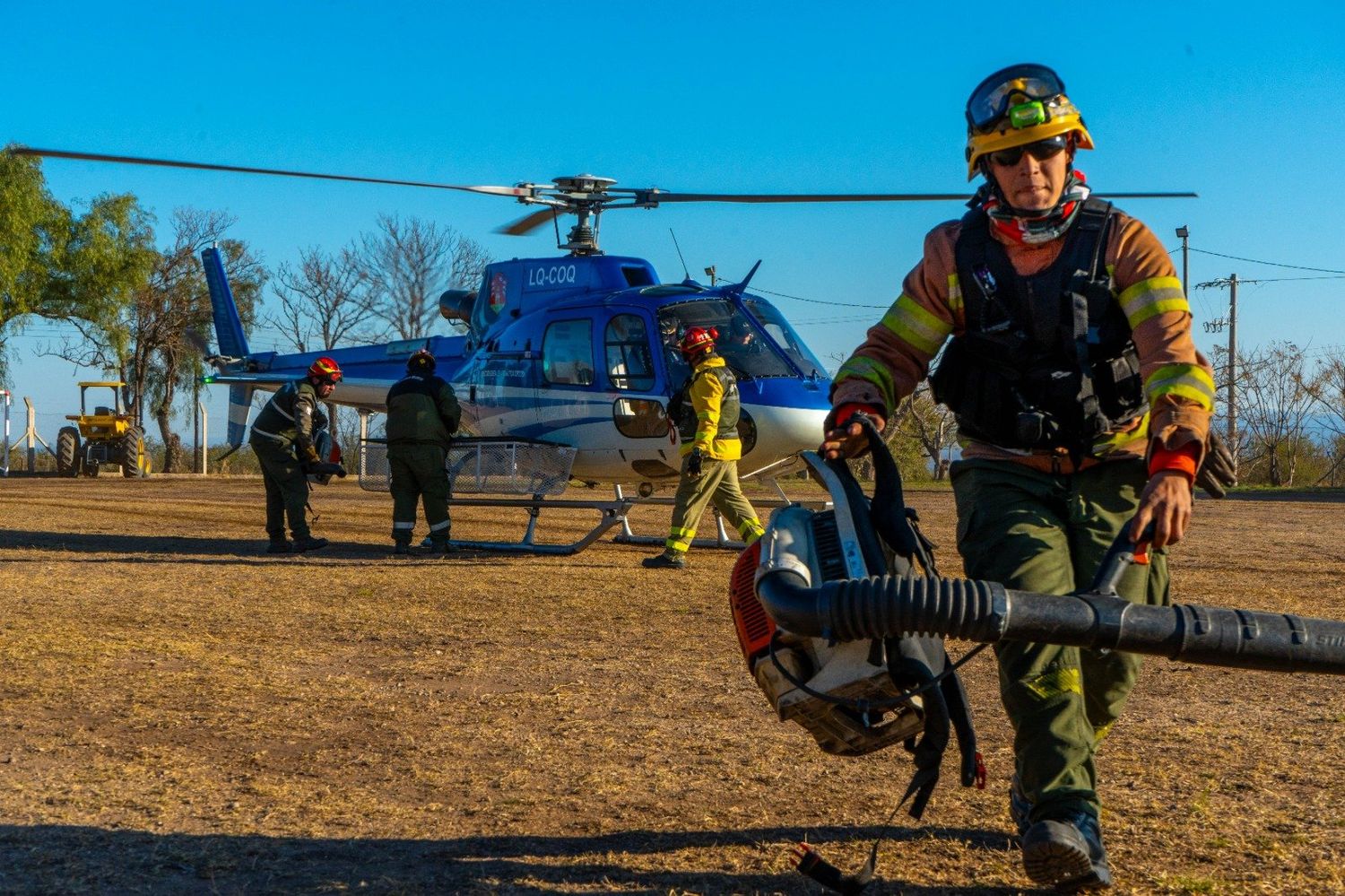 Bomberos voluntarios continúan combatiendo el incendio en la zona del Cerro Champaquí