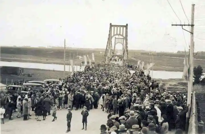 En 1929. El 21 de julio se inauguró el Puente Colgante “Hipólito Yrigoyen”
