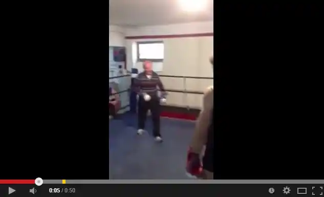 ¡Humille!Un anciano le da una lección de boxeo a un joven luchador