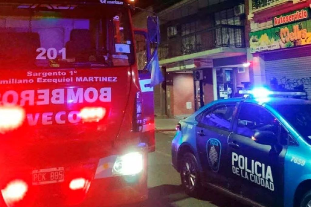 Siete personas fueron hospitalizadas tras incendiarse un edificio de Parque Patricios