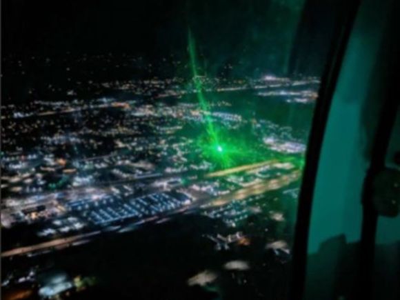 Washington: el FBI ofrece recompensa de USD 10.000 por información sobre ataques con láser a aviones comerciales