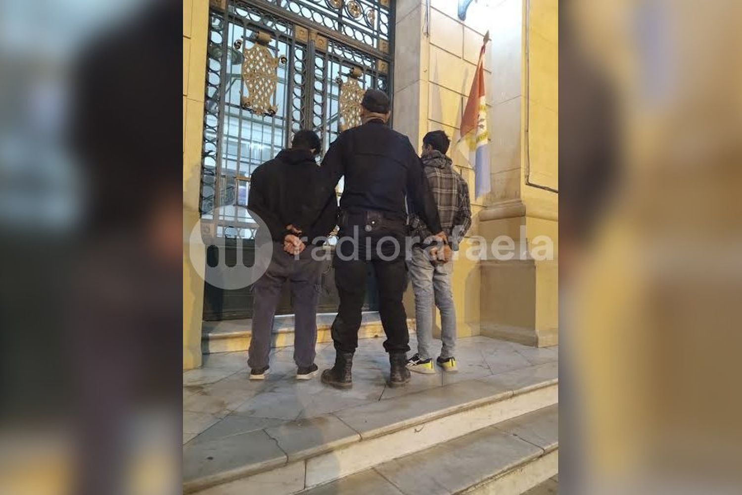 “¿Qué andan haciendo?”: quisieron “zafar” de la policía escondidos en los tubos de alcantarillas