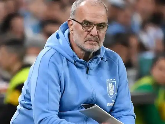 Bielsa en la cuerda floja: dará una conferencia en medio de rumores de renuncia en Uruguay