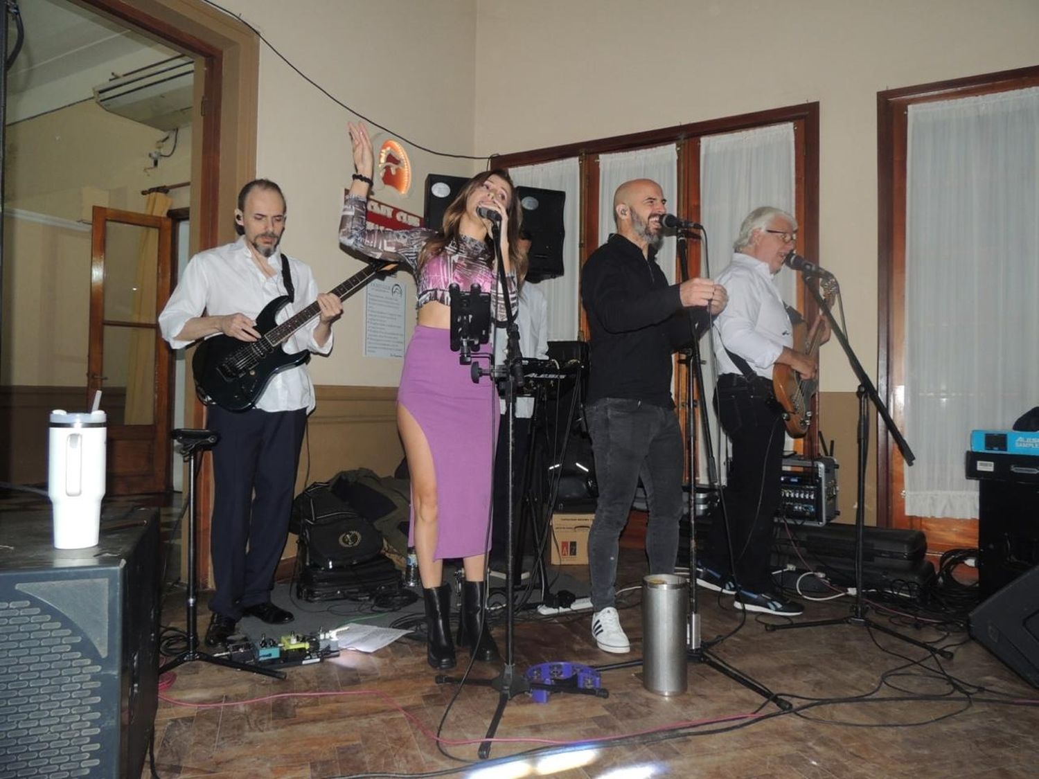 Marcelo Briganti (guitarra), Vale Pereyra (voz), Hugo Demaría (octapad), Emanuel Paniagua (voz) y Carlos Helmer. (bajo).