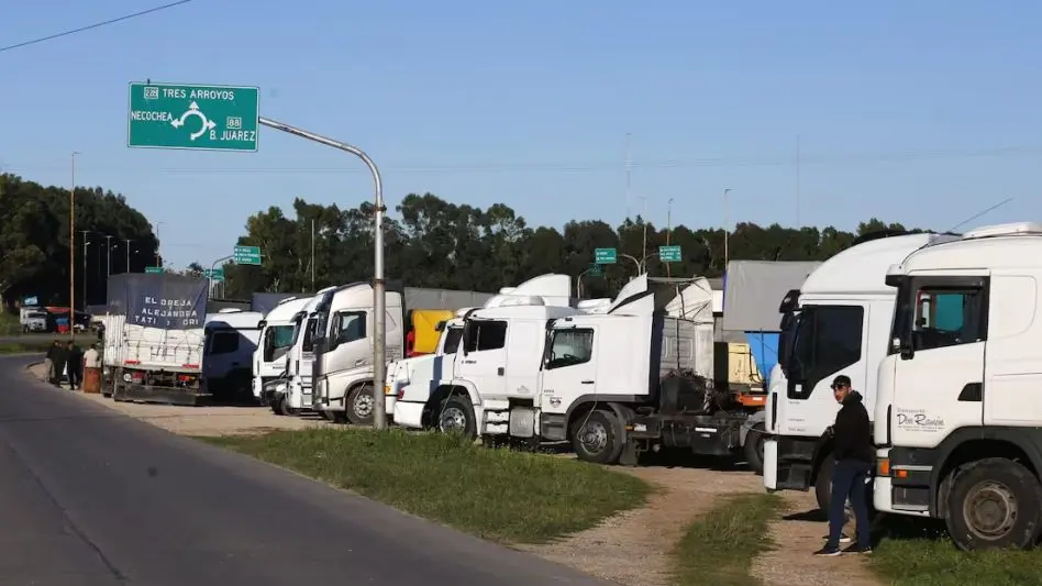 Con bloqueos en rutas y puertos, escala el paro de transportistas e impacta en la exportación de granos