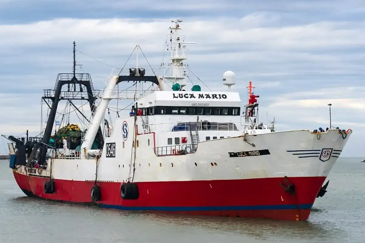 El tripulante cayó al agua mientras navegaba a 145 millas náuticas de Puerto Deseado, en la provincia de Santa Cruz.