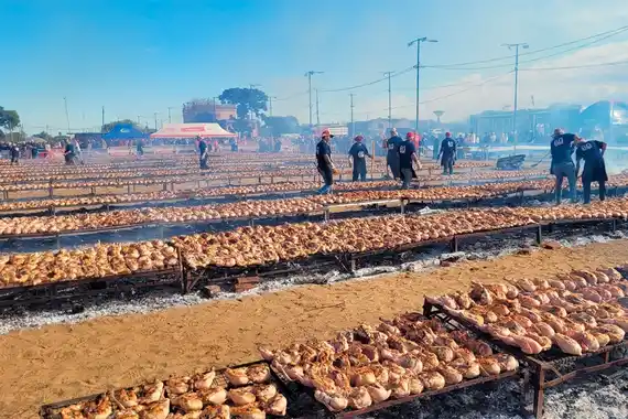 Concepción del Uruguay asó más de 8.600 kilos de pollo y logró un récord Guinness mundial