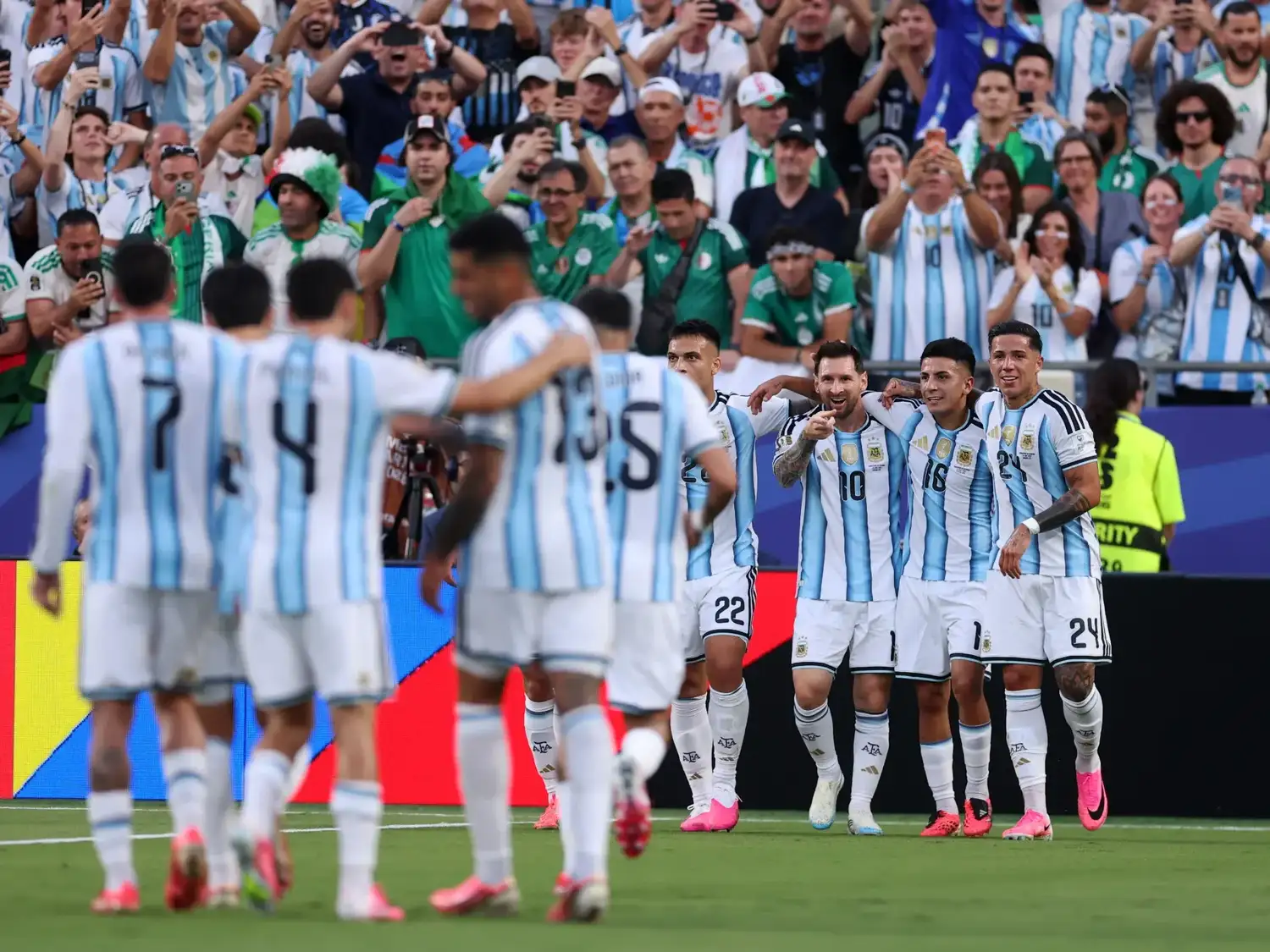 Messi y la base del equipo campeón del mundo, clave para la goleada ante Argelia (@Argentina)