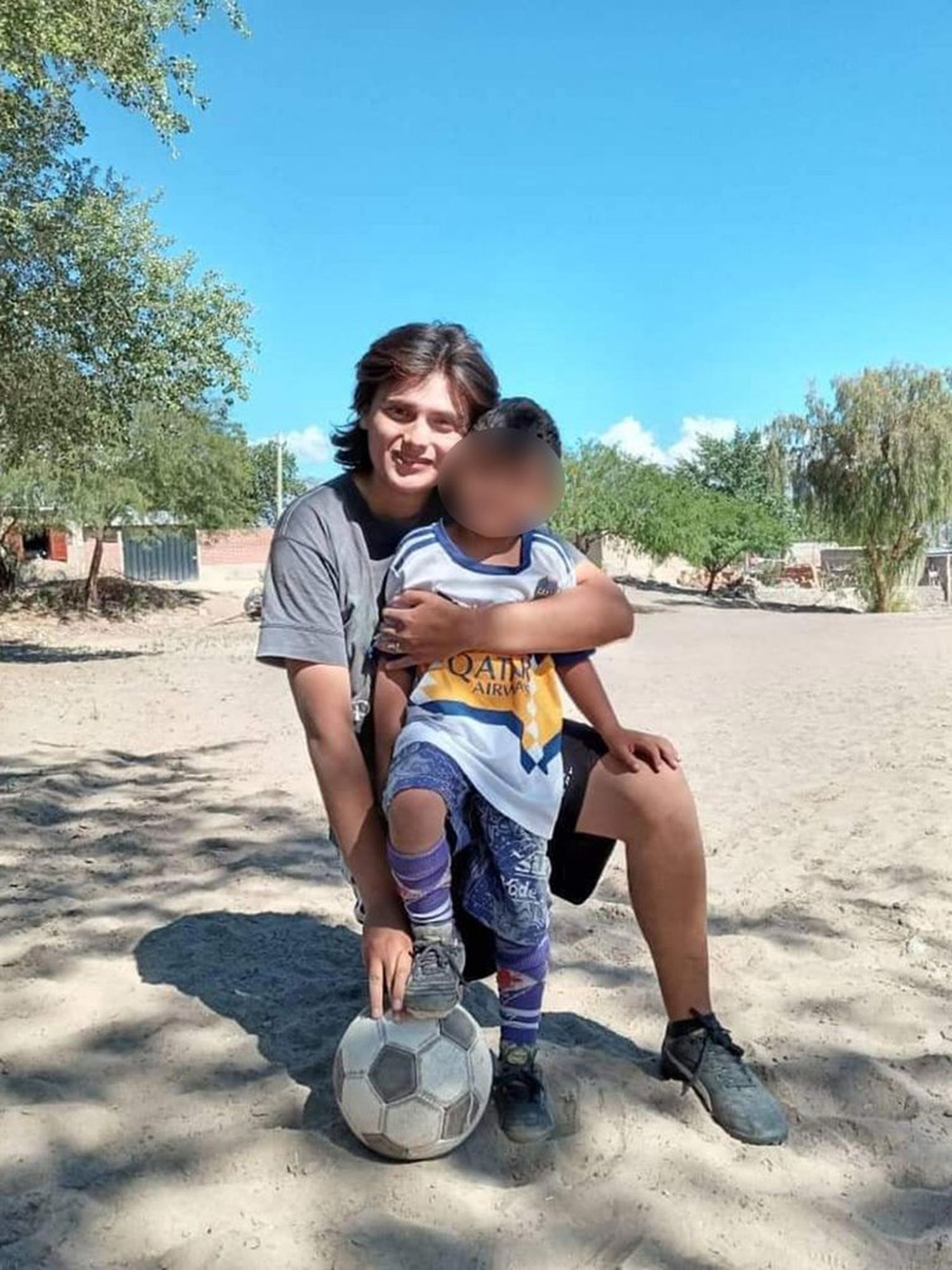 El curioso funeral a un joven fallecido: llevaron el ataúd a la cancha y le patearon penales