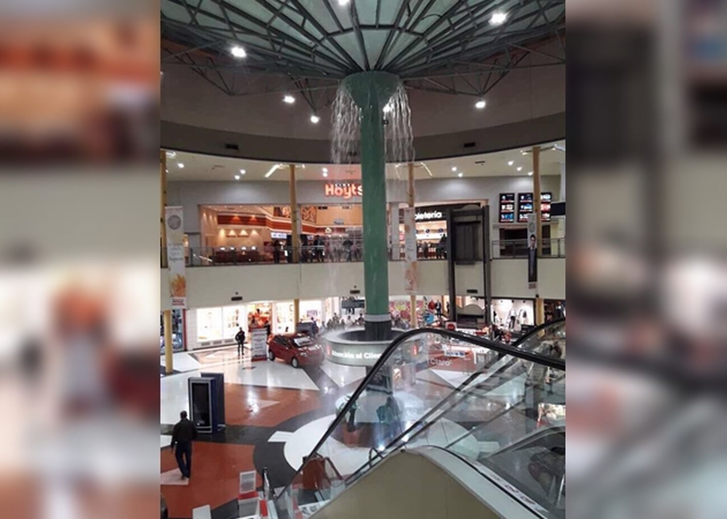 Tormenta en el GBA: Se hizo de "noche" a la tarde y hasta ingresó agua por el techo de un shopping