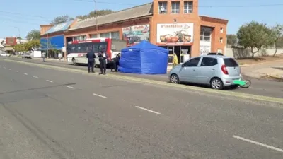 Trágica muerte de una motociclista en un insólito siniestro: chocó el espejo de un auto y la pisó un colectivo