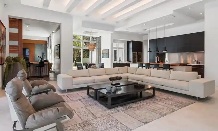 El lujoso estar del deportista en su nueva mansión