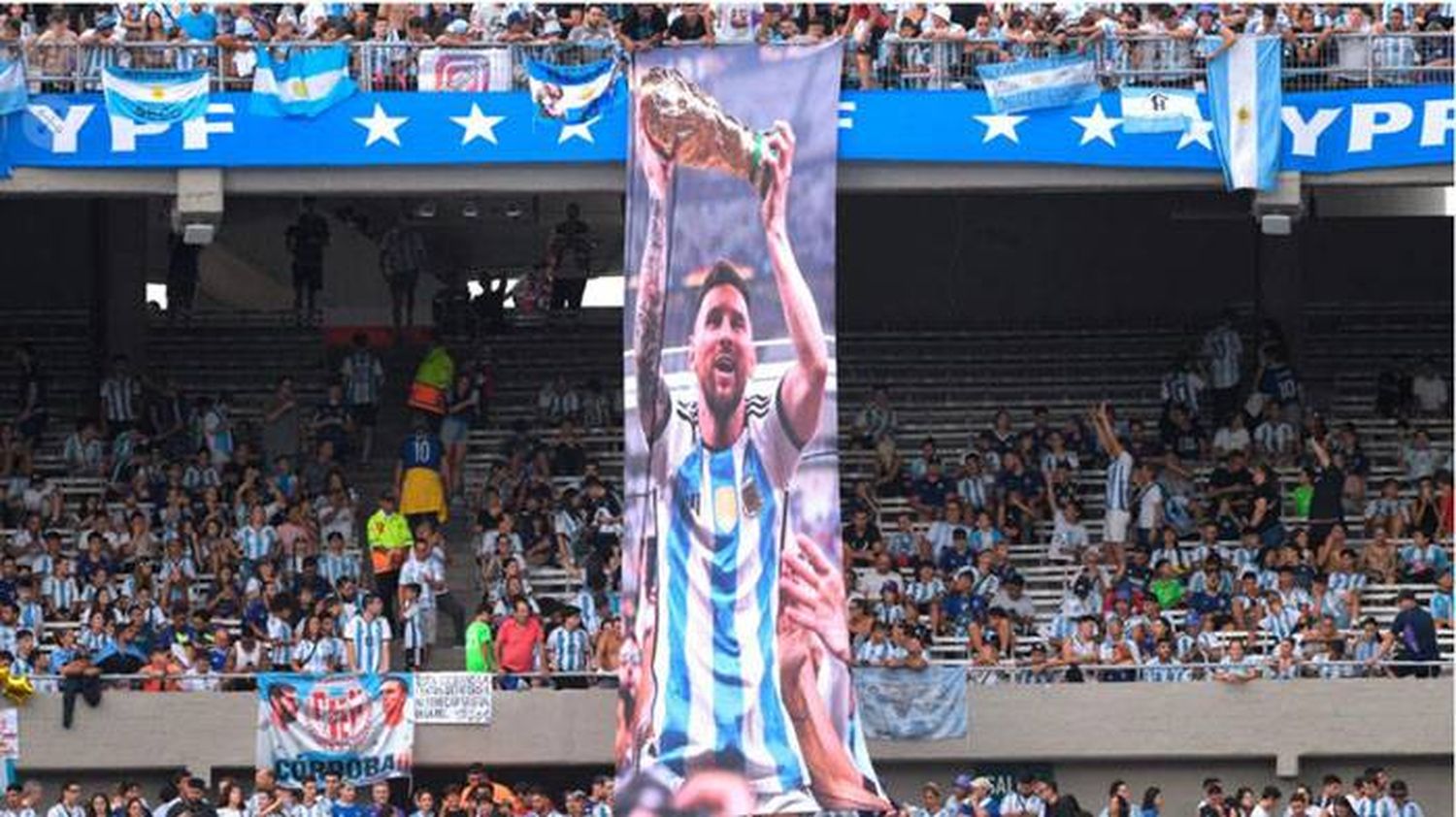 Una marea humana con los colores patrios  en el camino hacia el Monumental