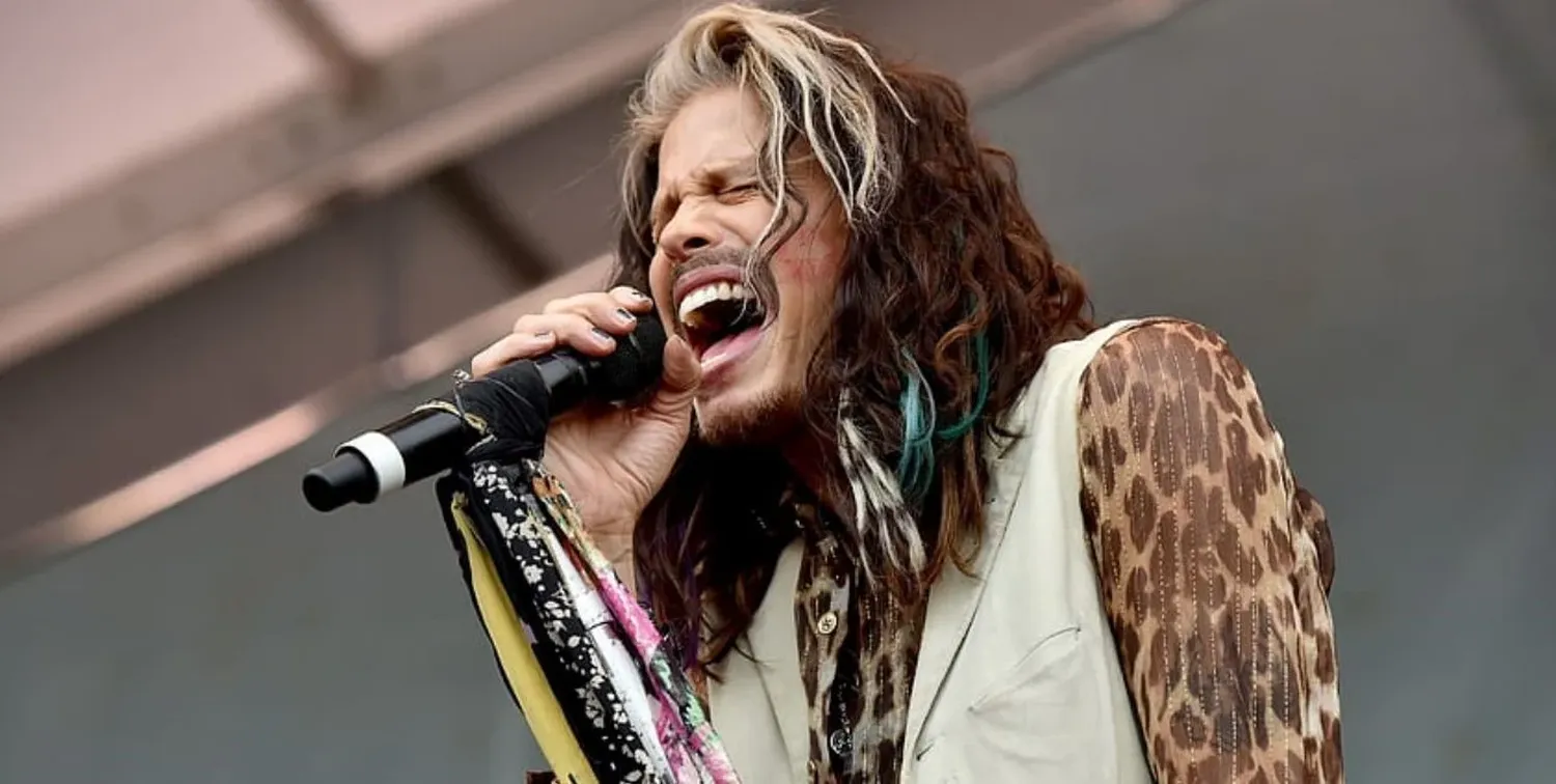 Steven Tyler tiene fracturada la laringe.