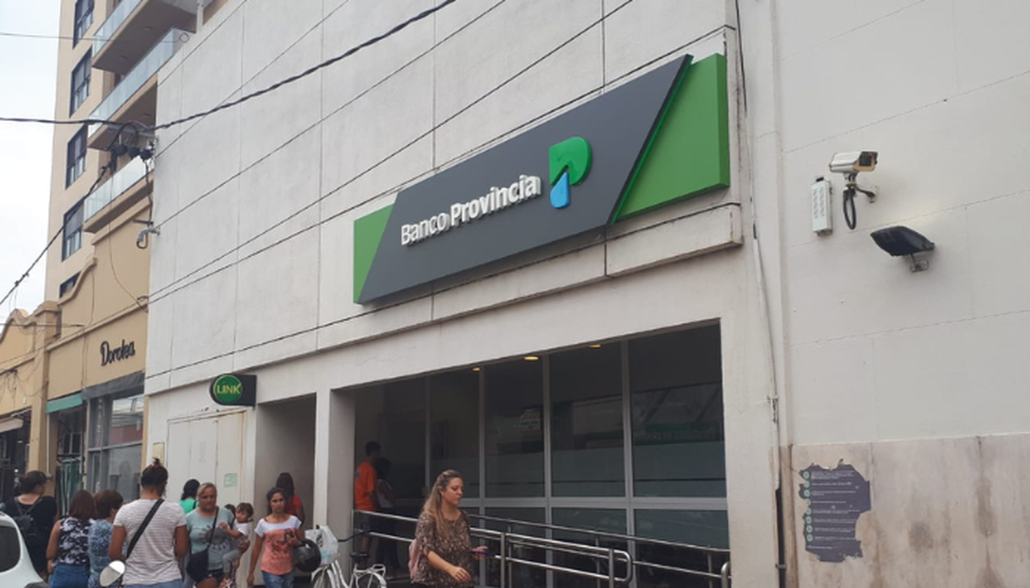 Bancos: desde el martes, cambia el horario y atenderán de 8 a 13