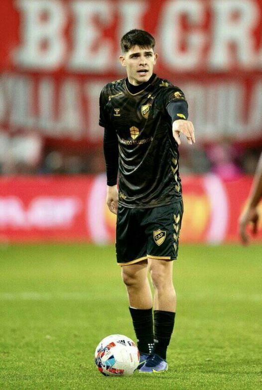 Vicente Taborda entró con el resultado en desventaja y pidió todas, muy suelto, con una técnica fenomenal. 3 de 3 en regates, 9/10 duelos terrestres ganados y 35 toques en 37' ante Newell's Old Boys. Futurazo.