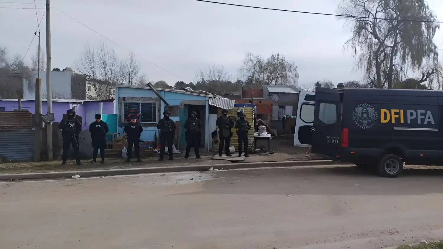 La DUOF Tandil detuvo al principal investigado y secuestró droga, vehículos y celulares tras cuatro allanamientos.