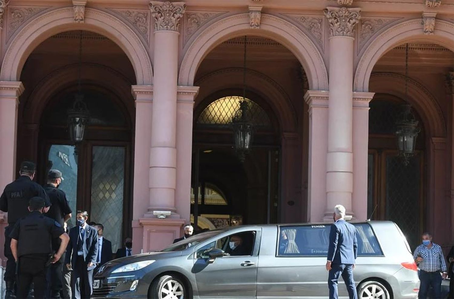 Caos en Casa Rosada: se suspendió el velorio de Maradona antes de tiempo por los disturbios