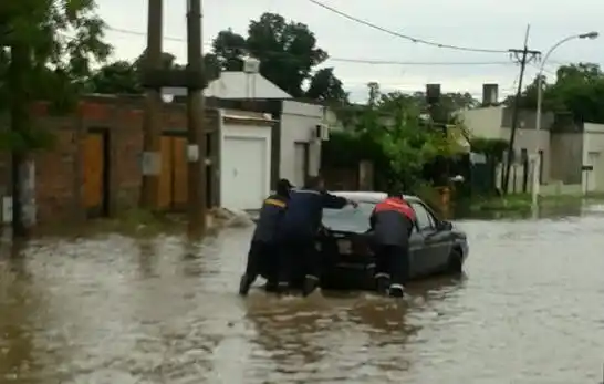 Temporal en San Pedro: Hay cerca de 300 evacuados y 50 autos despistados en Ruta 9