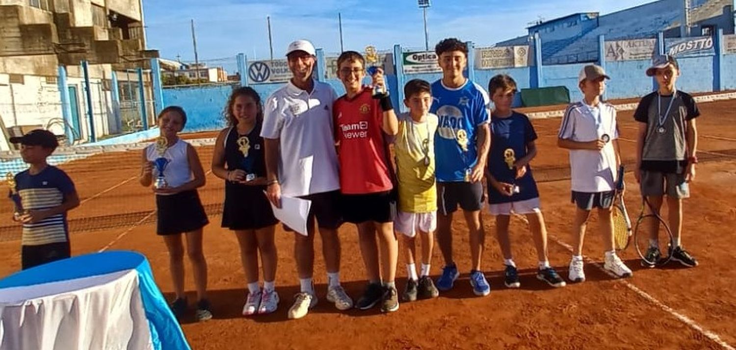 Parte de los chicos que participaron del torneo junto al profe Ciro Delcanto.