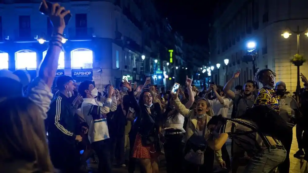 El Gobierno español pidió responsabilidad tras los festejos en las calles