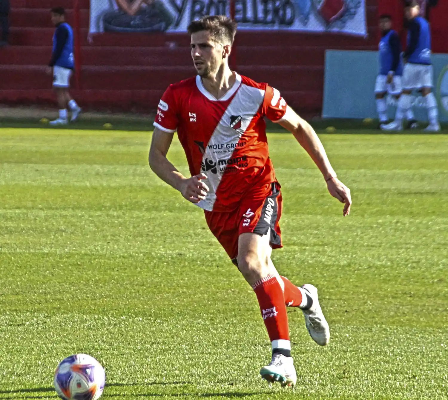 Deportivo Maipú, líder la zona B, visita a Riestra