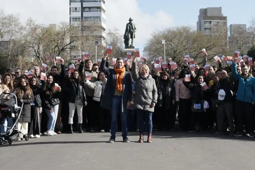 Gabriela Azcoitía y Ariel Bordaisco cerraron su campaña en Plaza Mitre.