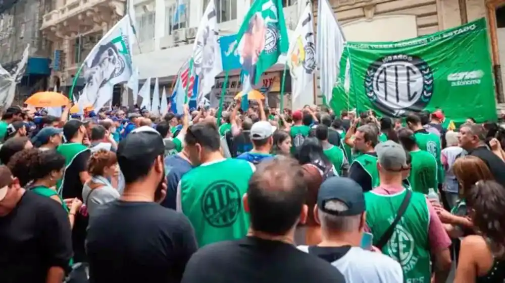 Los gremios se han manifestado frente a los despidos desde el gobierno nacional