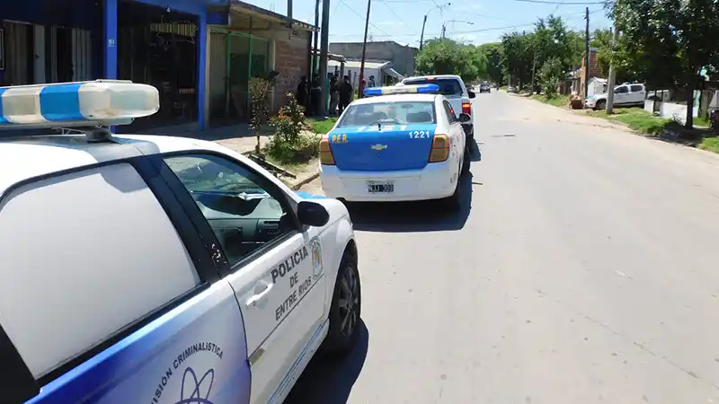 Destrozaron un vidrio y se alzaron con $20.000 de un comercio